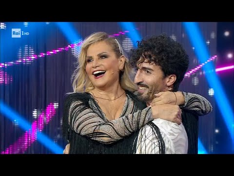 Il Samba di Simona Ventura e Samuel Peron - Ballando con le Stelle 21/10/2023