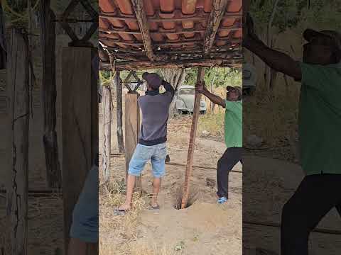 levantando telhado com macaco #pedreiro #construção #obra #reforma