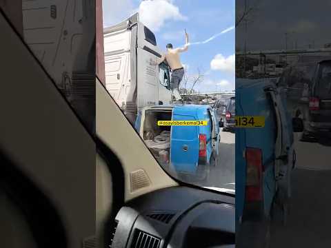 İstanbul’da trafikte TIR şoförü ile hafif ticari araç sürücüsü arasında çıkan tartışma büyüdü.
