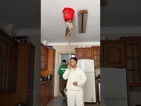 ضحكت عليه😂