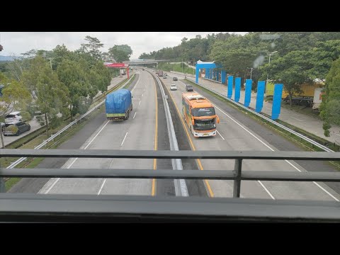 LIHAT BUS MELINTAS DARI ATAS JEMBATAN PENGHUBUNG REST AREA KEREN