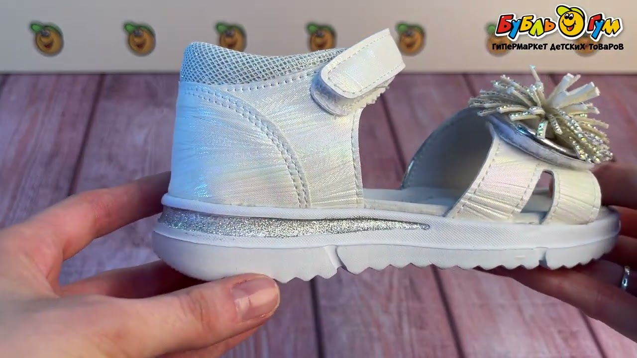 Сандалии Pasito на липучке с бежевым помпоном со стразами белые - видео Сандалии Pasito на липучке с бежевым помпоном со стразами белые - видео