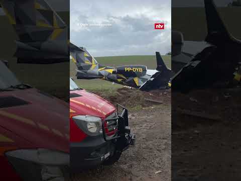 Brasilien: Flugzeug schießt über Landebahn hinaus | #ntv #shorts #flugzeug