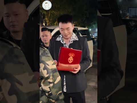 Nhặt được tiền trả lại, chàng trai đã được đền ơn nhờ đó cứu sống được con trai #Shorts