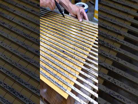 The process of making a wooden checkerboard requires hundreds of touches and 10 years of time.