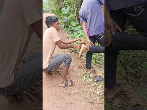 পায়ের সাথে দড়ি বেঁধে টনলো কিভাবে??? #comedy #funny