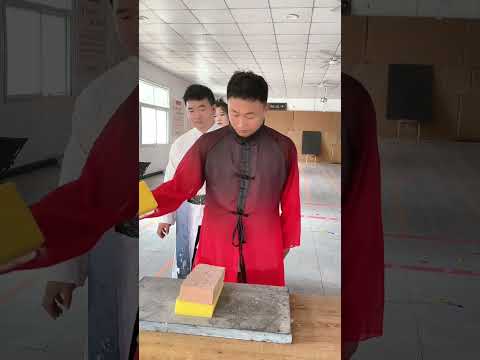 中国功夫:气功绝技,飞牌绝技Chinese Kung Fu: Qigong skills, flying card skills#搞笑 #funny #kungfu #performance