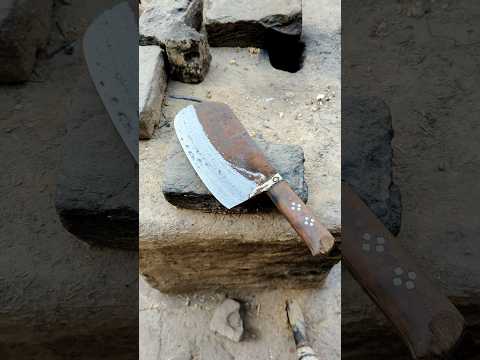 The blacksmith sharpened the old cleaver using a hundred-year-old method. #cleaver #ironsmith #skill