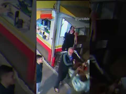 HOMBRE DEFIENDE A PERRITO DE LA CALLE #perro #pets #perritos