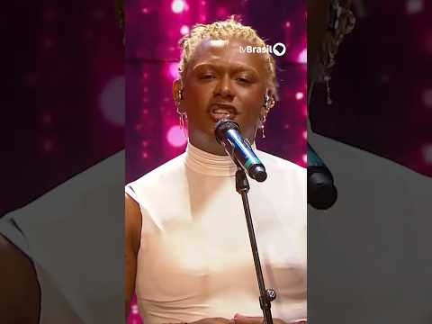 Liniker canta Caju acústico ao vivo no Sem Censura