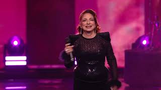 Gloria Estefan - “Rhythm Is Gonna Get You,” "La Vecina," "Conga" [2025 American Music Awards]