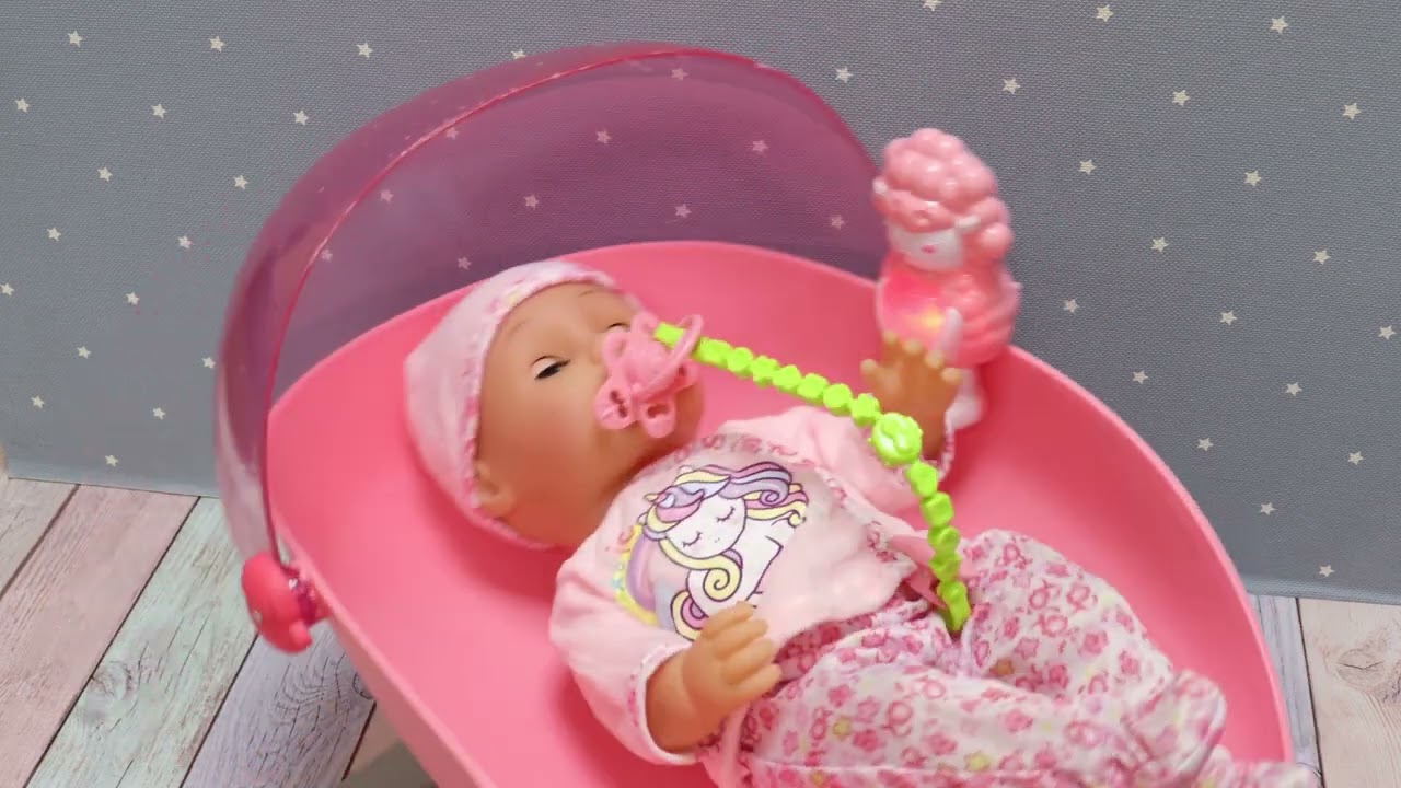 Пупс в розовой шапочке с ванночкой и стульчиком для кормления с 3лет - видео