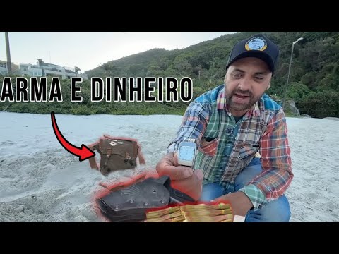 Muito dinheiro e uma arma dentro de uma bolsa misteriosa na praia