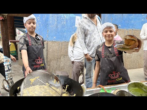 12 year hardworking viral boy selling vada pav in Delhi | Indian Street Food |