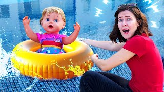Amelia está jugando con una pelota y ¡se cae a la piscina!