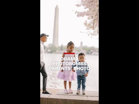 Obama photobombs parents' photo