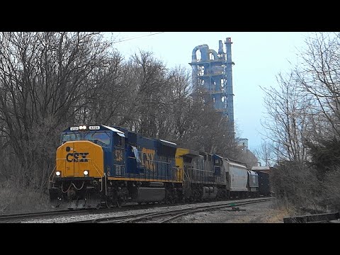 🍔 A Nice Clean Newly Painted Shiny EMD SD70MAC Leading CSX Freight Train