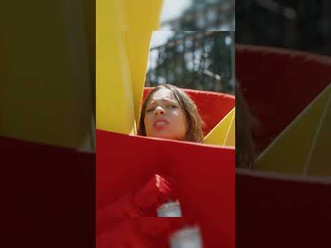 Маша раздаёт в жару листовки в виде картошки фри 😂 Зачем? #жукова #ника #никажукова #сериал #фильмы