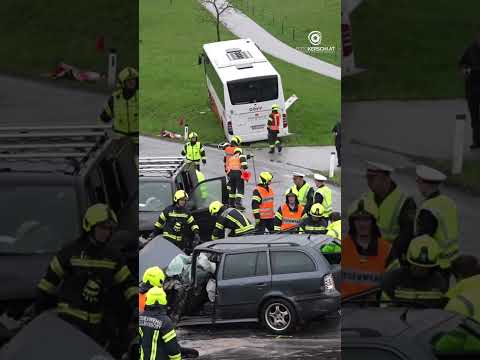 Frontalzusammenstoß auf der B126 – Drei Fahrzeuge beteiligt