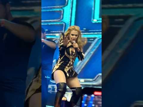 Joelma faz show com figurino novo