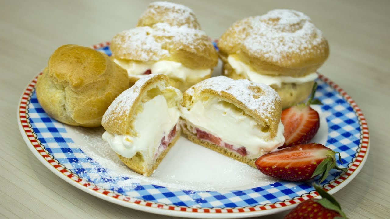 Профитроли с творожным кремом и клубникой