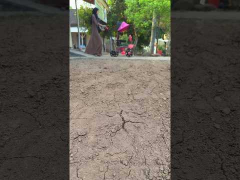 saat mengambil becak untuk adek,ibu ini melihat kepala bola aneh #shorts #prank