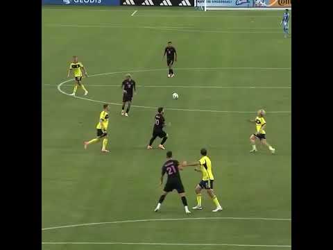 O GÊNIO ATACANDO! 🤯 Golaço de Messi" Messi #Golazo #FutebolArte #ShortsFutebol #LionelMessi #TheGOAT