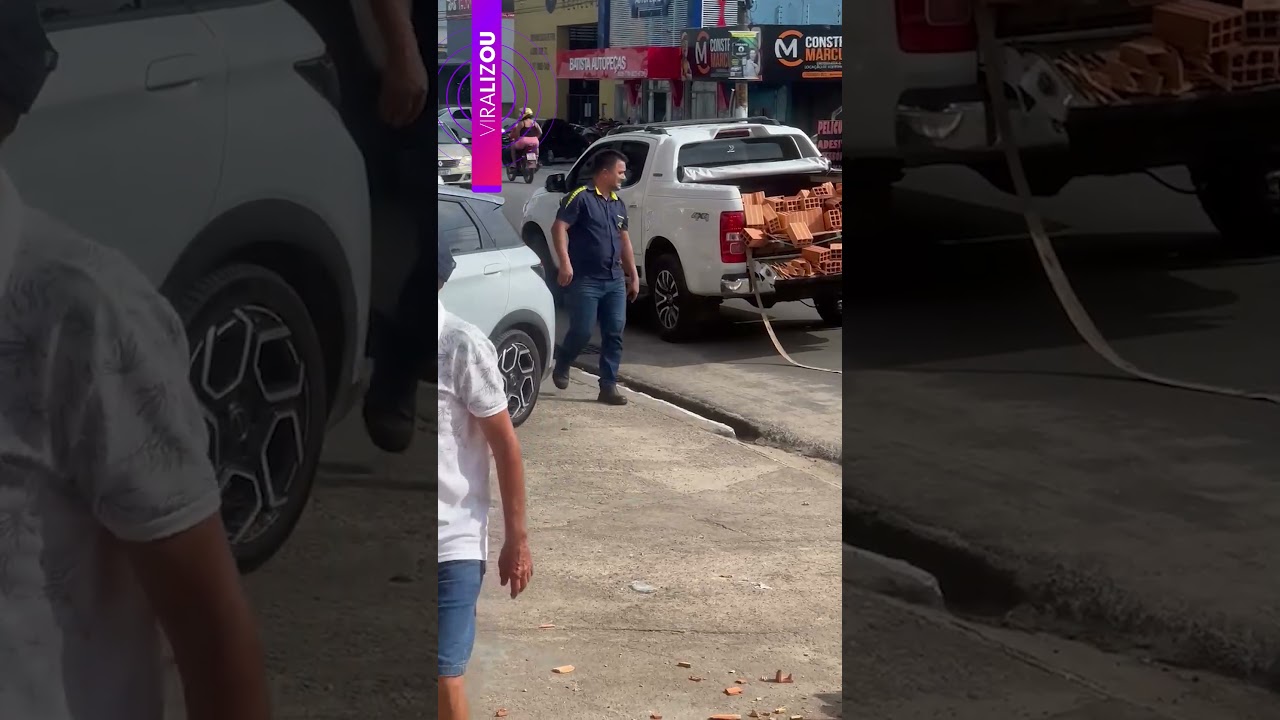 Caminhonete perde carga de tijolos após tentativa de economizar no frete