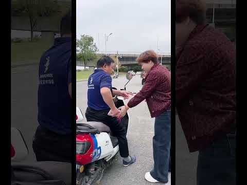 Kind woman help #motivation #positivevibes #lnspiration