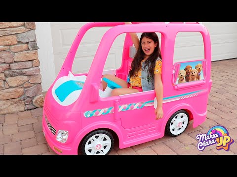 Maria Clara e JP andam no carro de brinquedo   Compilação Barbie car Camping adventure