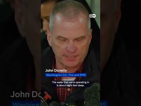 American Airlines plane crashes into military helicopter in the US | DW News