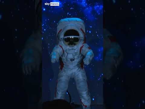 China reveals space suit for moon landing