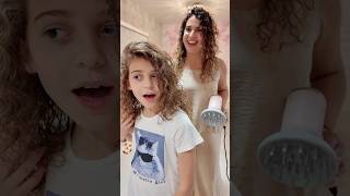Papá intentando secarle el pelo a Daniela VS mamá con el @Wavytalkofficial no hay competencia 😂