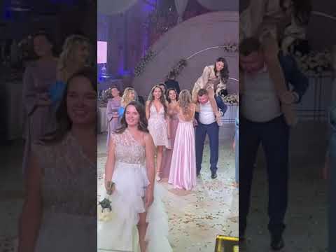 شوفو حبيبه وين شاله حت تحصل ورده العروسه😂😂😂😂😂😂😂😂😂💃🏻💃🏻💃🏻💃🏻💃🏻💃🏻💃🏻💃🏻
