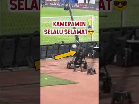 Kameramen selalu selamat😎