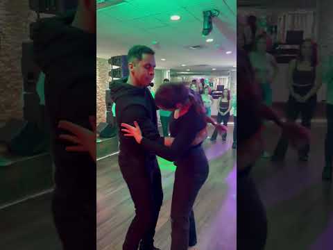 Intermediate Bachata Class Demo - Demetrio & Nicole - Bachata Dance Academy #bachata #bachatadance