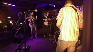 ¡Empieza la temporada a lo grande! 🎶 Mr. A. & The Party Crashers con ritmos que no perdonan
