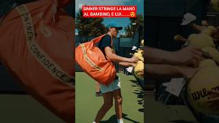 Jannik Sinner e la reazione del bambino in campo con lui - #janniksinner #sinner #italia #tennis