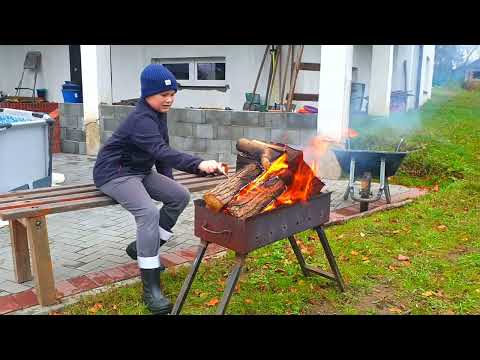 A nice fire in the grill | Сеня и Миша разводят огонь в мангале и подбрасывают дрова