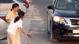 طفله ترمي هاتف صديقته. تحت عجلات سيارة رجل غريب ولكن لن تصدق ماذا حصل لها في النهاية!!