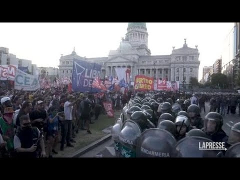 Argentina, scontri alle proteste contro le riforme di Milei