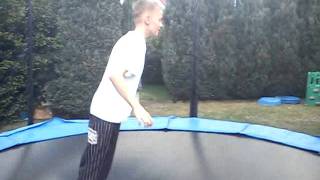 Miles aufm Trampolin :D