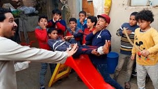 ولد يربط صديقه ويضربه بالعصاه علي رجله من أجل لعبه علي السطوح وبعدها كانت الكارثه !! قلب الديب