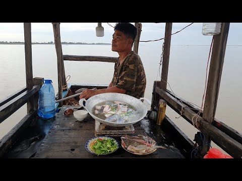 Cá Vồ, Cá Đuối nấu Canh Chua Sả Ớt ăn cơm trên ghe | Ngư Dân Miền Tây #208