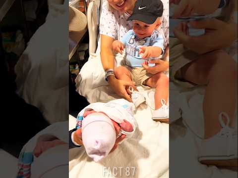 😱unbelievable The boy met his little sister for the first time|#shortvideo