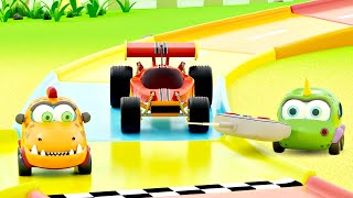 Os carros Mocas montam a pista de corrida e brincam com um carrinho de controle remoto! 🎮