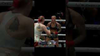 32 segundos le bastaron para coronarse como la primera monarca del peso pluma  #bkfc  #boxing