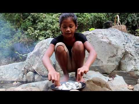Survival skills: Shell grilled on the clay for food - Cook shell eating delicious #40