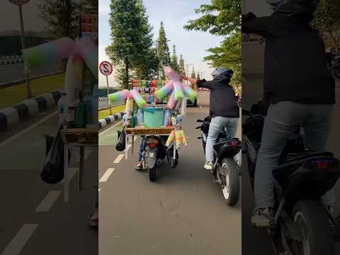 Semua anak kecil suka gulali