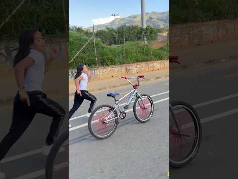 Ella lo hace bien 😱😱 #bikershorts  #mtb  #bike  #bikelife  #wheliee